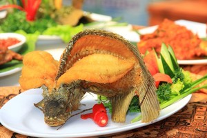 Siang Ini Enaknya Makan Ikan Gurame Terbang yang Renyah Gurih