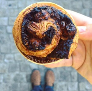 Pastry Chef Ini Bikin Foto Dessert yang Senada dengan Warna Sepatunya