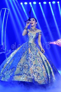 Syahrini kenakan gaun yang terlihat dramatis. Pool/Noel/detikFoto.