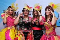 Putri Bahar tampil mencolok dibalut kostum bernuansa hitam, pink dan kuning yang ngejreng. Pool/Noel/detikFoto.