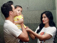 Muah! Tian mengecup pipi Juna. Pool/Gus Mun/detikFoto.