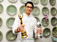 Tak hanya itu, Rossa dan Afgan juga meraih gelar 'Artis Penampil Kolaborasi Terbaik' di AMI 2015. Pool/Noel/detikFoto.