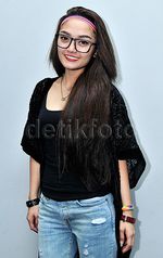 Tank Top dan Celana Robek, Gaya Kasual ala Siti Badriah