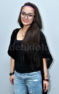 Pelantun 'Berondong Tua' itu memoles lipstik merah di bibirnya. Pool/Noel/detikFoto.