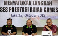     (Kiri ke kanan) Wakil Ketua KONI Suwarno, Wakil Ketua KONI K Inugroho, dan pengamat olahraga Ian Situmorang memberikan keterangan pers, Kamis (22/10/2015).