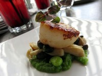 Alaskan Pan Roasted Scallops​, dimasak sempurna dengan tambahan citrus brown butter yang gurih. Disajikan dengan beach mushroom yang renyah segar dan edamame yang ​renyah​.