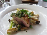 Caramelized Duck yang satu ini disajikan dengan cara yang berbeda. Daging bebek yang dipanggang setengah matang ​teksturnya lembut​ padat sangat​. En​ak dipadu dengan siraman saus chimichurri. Wild mushroom, gnocchi dan aspargus juga ditambahkan dalam sajian ini.