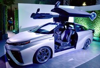 Toyota Mirai yang diluncurkan itu memiliki pintu terbuka ke atas, mirip mobil mesin waktunya Doc Brown, DeLorean DMC-12. Ist/Toyota.