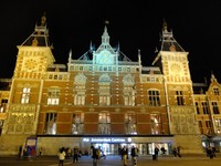 Amsterdam Centraal terletak di Stationsplein 15, 1012 AA, Amsterdam, Belanda. Lokasinya sangat strategis di pusat kota, sederet dengan Red Light District yang terkenal. Amsterdam Centraal dibuka pada 1889, dengan arsitektur bergaya gothik dan Rennaisance (Sastri/detikTravel)