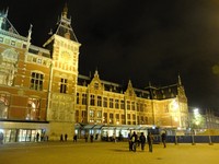 Dari luar, bangunan berwarna merah bata ini tampak sangat megah. Amsterdam Centraal adalah National Heritage Site milik Belanda yang paling banyak dikunjungi wisatawan (Sastri/detikTravel)