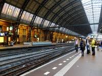 Stasiun megah ini dibangun oleh arsitek kenamaan Belanda, Pierre Cuypers. Dia pula yang merancang bangunan Rijkmuseum, museum dengan koleksi terbanyak seantero Belanda yang terletak di kawasan Museumplein (Sastri/detikTravel)