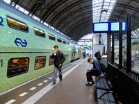 Jaringan kereta di Belanda berada di bawah perusahaan Nederlandse Spoorwegen (NS). Dari Amsterdam, Anda bisa mengunjungi kota-kota di Belanda seperti Den Haag, Rotterdam, Utrecht, Tilburg yang merupakan kota mahasiswa, juga Maastricht yang terletak di ujung selatan (Sastri/detikTravel)