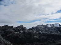 Puncak Jaya dan Puncak Sumantri berada di satu rangkaian pegunungan. Lihatlah foto ini, 10 tahun silam es abadinya menyelimuti hampir di semua puncak pegunungannya. Sekarang, hanya tersisa di Puncak Jaya dan Puncak Sumantri saja (Afif/detikTravel)