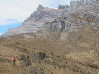 Untuk mendaki tiga puncak salju tersebut, dibutuhkan perlengkapan seperti sepatu krampon. Sepatu yang di bagian bawahnya terdapat duri-duri tajam untuk bisa berjalan dengan mudah di atas es (Afif/detikTravel)