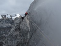 Jarak pendakian ke Puncak Jaya, Puncak Sumantri dan ke Puncak Carstensz Timur, memakan waktu 2 jam berjalan kaki. Ketika mendaki Puncak Carstensz, Puncak Jaya dan Puncak Sumantri akan terlihat jelas (Afif/detikTravel)