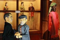 Wayang yang dibentuk seperti Presiden AS Barrack Obama. Figurnya digambarkan sedang berjabat tangan dengan Hadi Sunyoto yang merupakan pemilik museum (Randy/detikTravel)