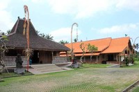Rumah Joglo khas Jawa yang dibawa dan dirakit ulang. Terdapat tiga bangunan serupa yang menjadi tempat penyimpanan koleksi sejumlah topeng hingga wayang dari dalam dan luar negeri (Randy/detikTravel)
