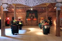 Koleksi wayang dari China yang antara lain adalah barongsai. Tepat di bagian belakang ruangan, terpajang Reog Ponorogo yang berasal dari Jawa Timur (Randy/detikTravel)