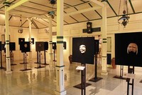 Koleksi topeng khas Bali yang didisplay secara menarik dengan pencahayaan yang tematis. Masing-masing patung memiliki nama dan dipakai saat pementasan hingga sebagai simbol (Randy/detikTravel)