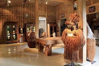 Di salah satu ruangan juga tampak koleksi topeng yang berasal dari Suku Asmat di Papua. Umumnya topeng tersebut dipakai dalam acara adat dan tidak untuk sembarangan (Randy/detikTravel)