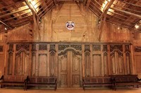 Salah satu bangunan dari kayu yang dipakai sebagai tempat pameran. Di dindingnya terlihat satu topeng yang menjadi ciri khas museum (Randy/detikTravel)