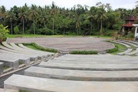Ruangan outdoor bergaya amphi theater yang digunakan sebagai tempat pertunjukan drama hingga kesenian. Dengan latar teras sawah, tempat tersebut menawarkan suasana yang khas Ubud (Randy/detikTravel)