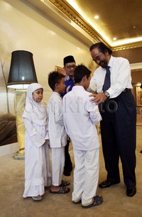 Surya Paloh menyalami anak yatim.