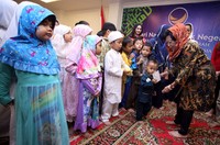 Plt Sekjen NasDem Nining Indra Saleh memberikan santuan kepada anak yatim.