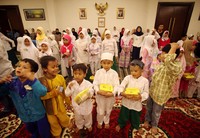 Puluhan anak yatim menghadiri acara tersebut.