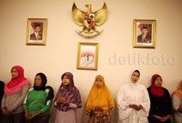 Acara ini diisi dengan berbagai kegiatan mulai dari pengajian hingga santunan kepada anak yatim.