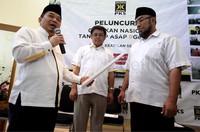 Ketua Fraksi PKS Jazuli Juwaini (kiri) mengatakan yang terpenting saat ini adalah menyelamatkan masyarakat korban bencana asap.
