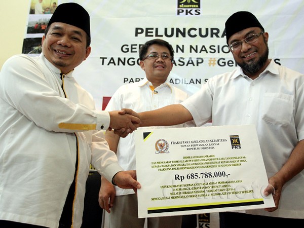 F-PKS Berikan Dana Kenaikan Tunjangan ke Korban Kabut Asap
