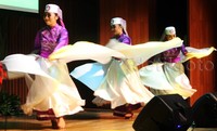 Acara tersebut diramaikan sejumlah tarian.