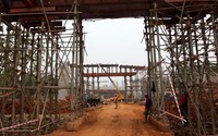 Pekerja melakukan pengerjaan proyek tol Depok-Antasari (Desari). Lamhot Aritonang/detikFoto.