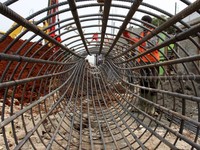 Pekerja sedang membuat rangka untuk tiang Jalan Tol Depok-Antasari. Lamhot Aritonang/detikFoto.