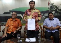 Nurdin membacakan pernyataan pers yang ditandatangani oleh Ketum Hanura Wiranto. Tindakan Dewie dianggap sudah tidak sesuai dengan prinsip partai. Lamhot Aritonang/detikFoto.