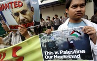 Spanduk dan poster yang mereka bawa dibentangkan di depan Kedutaan Besar Arab Saudi.