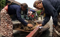 Berbagai perlengkapan kereta kuda seperti jok dan kain penutup dari bahan terpal masih terawat meski telah berusia ratusan tahun.