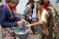 Warga masyarakat di Yogyakarta dan sekitarnya berebut air cucian saat kereta dibersihkan dengan air kembang dan jeruk nipis agara kotoran debu dan karat bisa dihilangkan.