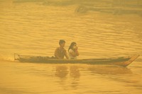 Warga melintasi sungai dengan jarak panjang yang terbatas. AFP/Wisanggeni.