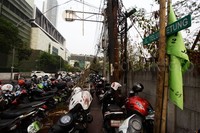 Tidak hanya di badan jalan, puluhan motor itu juga diparkir di atas trotoar.