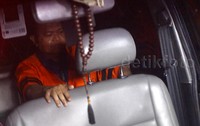 Rio memasuki mobil yang akan membawanya ke Rutan KPK.