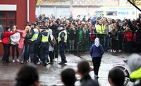Warga berkerumun ingin mengetahui kejadian ini. REUTERS/Bjorn Larsson Rosvall/TT News Agency.