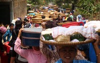 Sekitar 1000 orang warga Desa Karangjati Kecamatan Susukan Banjarnegara menggelar tradisi tenongan pada setiap Jumat Kliwon tiap bulan Suro, Jumat (23/10).