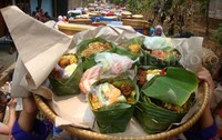 Tenong atau semacam bakul dari anyaman bambu diisi oleh Nasidah dengan 12 bungkus takir atau makanan.