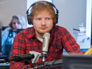 Ed Sheeran Lelang Pakaian Dalam Superman untuk Amal