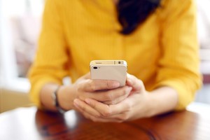 Demi iPhone, Dua Wanita Ini Rela Bugil
