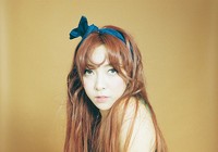 Luna tampil manis dengan bando biru. (SMTOWN)