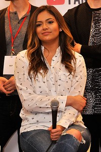 Bethany tampil simple dibalut blus putih bermotif dipadu jeans robek. Pool/Noel/detikFoto.