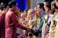 Presiden Jokowi memberikan penghargaan Primaniyarta kepada President Director PT Megasurya Mas Bahari Karim.